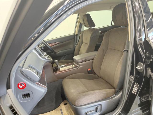 クラウン ロイヤルサルーンｉ－Ｆｏｕｒ　４ＷＤ　純正ＨＤＤナビ　バックカメラ　スマートキー　ＨＩＤヘッド　ビルトインＥＴＣ　クルコン　オートライト　デュアルエアコン　純正１６インチアルミ　Ｂｌｕｅｔｏｏｔｈ　ＣＤ　ＤＶＤ再生　フルセグ（30枚目）