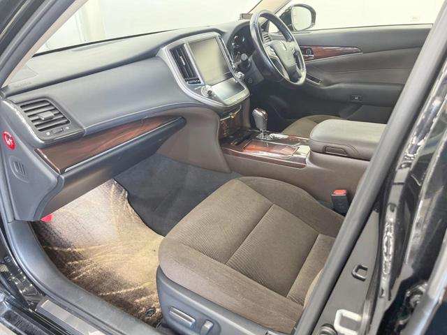 クラウン ロイヤルサルーンｉ－Ｆｏｕｒ　４ＷＤ　純正ＨＤＤナビ　バックカメラ　スマートキー　ＨＩＤヘッド　ビルトインＥＴＣ　クルコン　オートライト　デュアルエアコン　純正１６インチアルミ　Ｂｌｕｅｔｏｏｔｈ　ＣＤ　ＤＶＤ再生　フルセグ（31枚目）