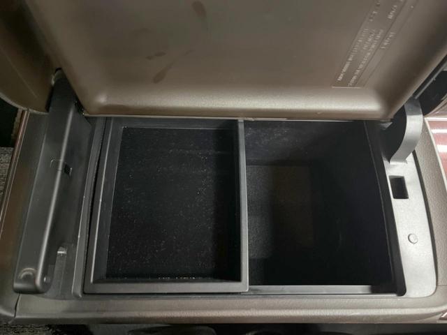 クラウン ロイヤルサルーンｉ－Ｆｏｕｒ　４ＷＤ　純正ＨＤＤナビ　バックカメラ　スマートキー　ＨＩＤヘッド　ビルトインＥＴＣ　クルコン　オートライト　デュアルエアコン　純正１６インチアルミ　Ｂｌｕｅｔｏｏｔｈ　ＣＤ　ＤＶＤ再生　フルセグ（50枚目）