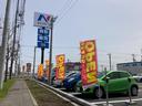 ズラッと並んだ展示車と大きな「N」の看板が目印です!
