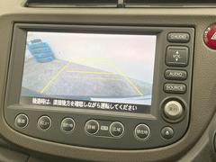 【バックカメラ】駐車時に後方がリアルタイム映像で確認できます。大型商業施設や立体駐車場での駐車時や、夜間のバック時に大活躍！運転スキルに関わらず、今や必須となった装備のひとつです！ 4