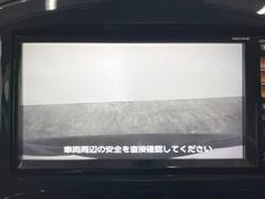 【バックカメラ】駐車時に後方がリアルタイム映像で確認できます。大型商業施設や立体駐車場での駐車時や、夜間のバック時に大活躍！運転スキルに関わらず、今や必須となった装備のひとつです！ 4