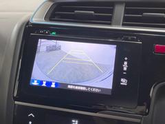 【バックカメラ】駐車時に後方がリアルタイム映像で確認できます。大型商業施設や立体駐車場での駐車時や、夜間のバック時に大活躍！運転スキルに関わらず、今や必須となった装備のひとつです！ 4