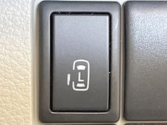 【パワースライドドア】スマートキーや運転席のスイッチでスライドドアの開閉が可能♪電動だから力を入れてドアを開ける必要が無く、小さいお子様でも、重い荷物を持っている時もラクに開け閉めできます♪ 5