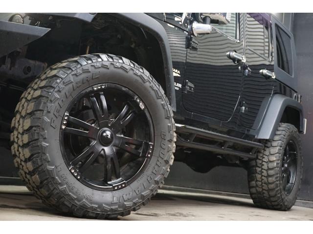 ジープ・ラングラーアンリミテッド サハラ　前後社外バンパー／バットフェイス／マッドタイヤ／外アルミ／リフトアップ／外マフラー／外テール／外ヘットライト／ヒッチメンバー／外ボンネット／外ナビ／バック・サイドカメラ／Ｂｌｕｅｔｏｏｔｈ接続（17枚目）