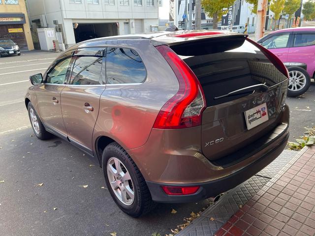 ＸＣ６０ Ｔ６　ＳＥ　ＡＷＤ　レアカラー（テラブロンズメタリック）サンルーフ　フルレザーコンビシート　ＨＤＤナビ　ＥＴＣ　純正ＡＷ　夏タイヤ装着　純正ＡＷ　スタッドレス装備（9枚目）