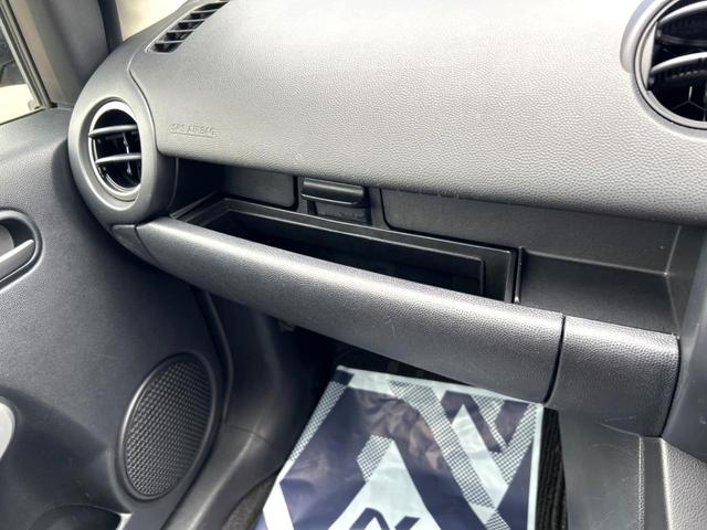 デミオ 13C 4WD CD エアバック(運転席・助手席) リモコンキー ステアリングスイッチ バブル式リアコンビネーションランプ  シートリフター(運転席) 2スピーカー(7枚目)