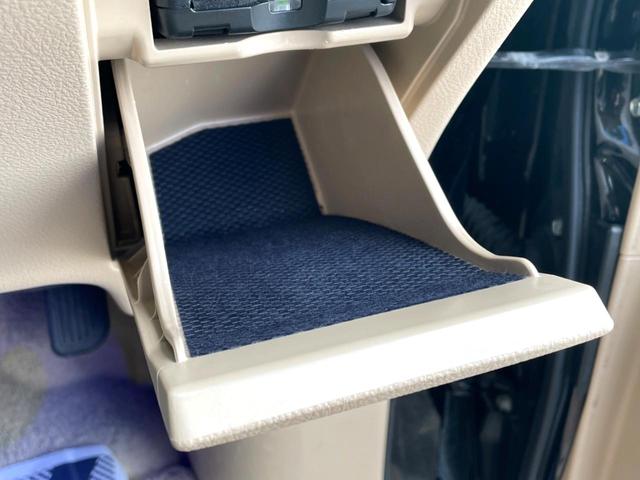 アルファードハイブリッド G 4WD 禁煙車 両側電動スライドドア フリップダウンモニター HDDナビ バックカメラ HIDヘッドライト HIDフロントフォグ スマートキー 前席パワーシート 電動オットマン ビルトインETC(31枚目)