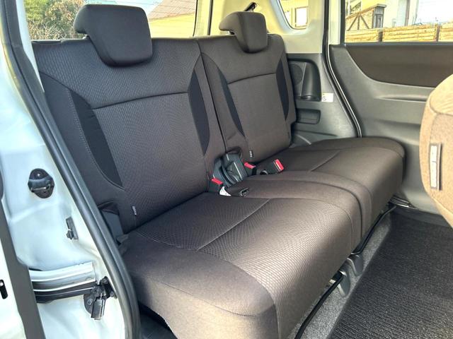 デリカＤ：２ Ｓ　４ＷＤ　禁煙車　両側電動スライドドア　オーディオ　ＨＩＤヘッドライト　スマートキー　純正１５インチＡＷ　シートヒーター　電動格納ミラー　ドアバイザー　盗難防止システム　オートライト　プライバシーガラス（8枚目）