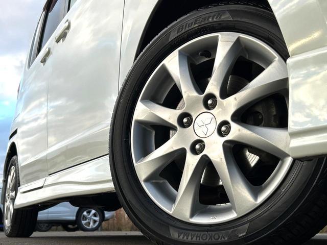 デリカＤ：２ Ｓ　４ＷＤ　禁煙車　両側電動スライドドア　オーディオ　ＨＩＤヘッドライト　スマートキー　純正１５インチＡＷ　シートヒーター　電動格納ミラー　ドアバイザー　盗難防止システム　オートライト　プライバシーガラス（12枚目）