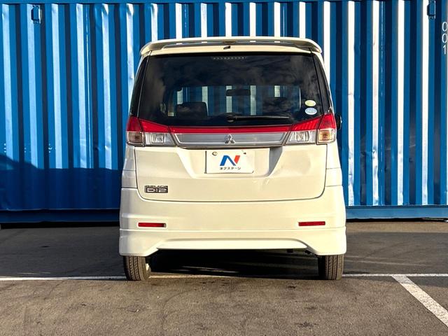 デリカＤ：２ Ｓ　４ＷＤ　禁煙車　両側電動スライドドア　オーディオ　ＨＩＤヘッドライト　スマートキー　純正１５インチＡＷ　シートヒーター　電動格納ミラー　ドアバイザー　盗難防止システム　オートライト　プライバシーガラス（14枚目）