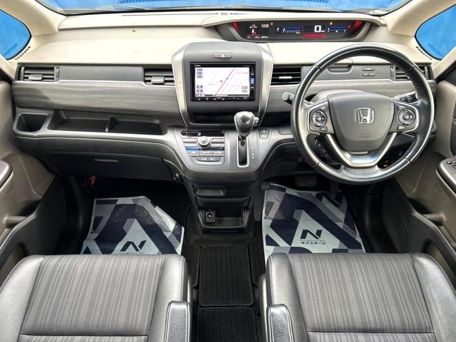 フリード Ｇ・ホンダセンシング　４ＷＤ　禁煙車　両側電動ドア　後席モニター　純正ＳＤナビ　バックカメラ　衝突被害軽減システム　レーダークルーズ　ハーフレザーシート　コーナーセンサー　スマートキー　ＬＥＤヘッド　ビルトインＥＴＣ（2枚目）