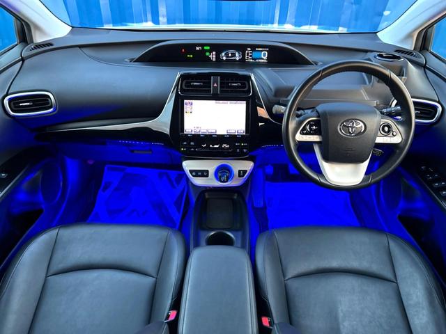 プリウス Ｓツーリングセレクション　４ＷＤ　禁煙車　黒革シート　純正９型ＳＤナビ　バックカメラ　寒冷地仕様　衝突被害軽減システム　レーダークルーズ　ドラレコ　スマートキー　ＬＥＤヘッド　ビルトインＥＴＣ　純正１７インチアルミ（2枚目）