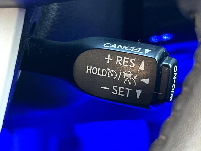 プリウス Ｓツーリングセレクション　４ＷＤ　禁煙車　黒革シート　純正９型ＳＤナビ　バックカメラ　寒冷地仕様　衝突被害軽減システム　レーダークルーズ　ドラレコ　スマートキー　ＬＥＤヘッド　ビルトインＥＴＣ　純正１７インチアルミ（5枚目）