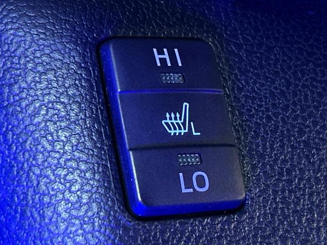 プリウス Ｓツーリングセレクション　４ＷＤ　禁煙車　黒革シート　純正９型ＳＤナビ　バックカメラ　寒冷地仕様　衝突被害軽減システム　レーダークルーズ　ドラレコ　スマートキー　ＬＥＤヘッド　ビルトインＥＴＣ　純正１７インチアルミ（6枚目）