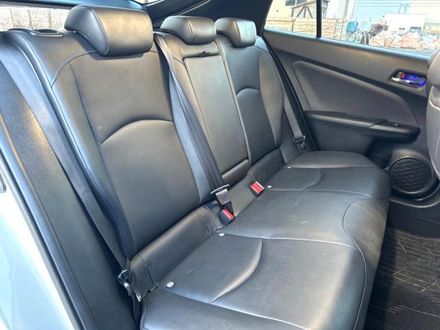 プリウス Ｓツーリングセレクション　４ＷＤ　禁煙車　黒革シート　純正９型ＳＤナビ　バックカメラ　寒冷地仕様　衝突被害軽減システム　レーダークルーズ　ドラレコ　スマートキー　ＬＥＤヘッド　ビルトインＥＴＣ　純正１７インチアルミ（8枚目）