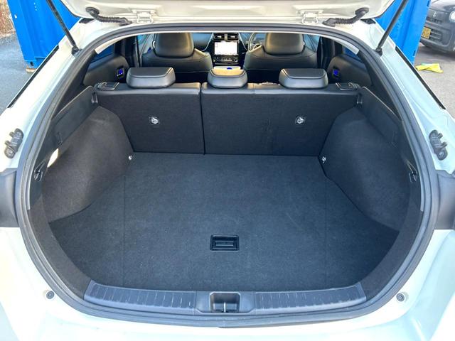 プリウス Ｓツーリングセレクション　４ＷＤ　禁煙車　黒革シート　純正９型ＳＤナビ　バックカメラ　寒冷地仕様　衝突被害軽減システム　レーダークルーズ　ドラレコ　スマートキー　ＬＥＤヘッド　ビルトインＥＴＣ　純正１７インチアルミ（9枚目）