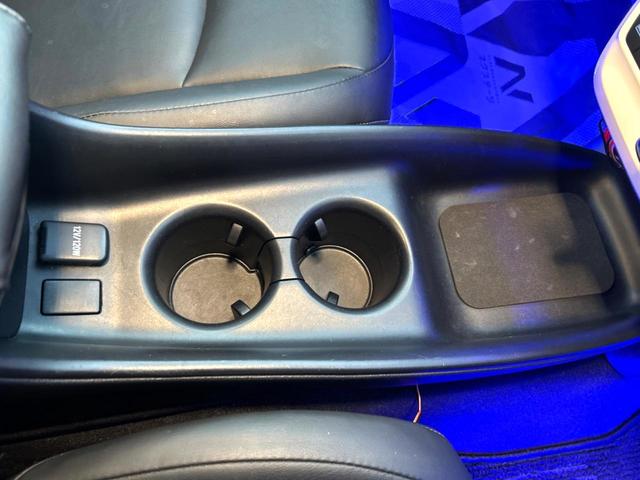 プリウス Ｓツーリングセレクション　４ＷＤ　禁煙車　黒革シート　純正９型ＳＤナビ　バックカメラ　寒冷地仕様　衝突被害軽減システム　レーダークルーズ　ドラレコ　スマートキー　ＬＥＤヘッド　ビルトインＥＴＣ　純正１７インチアルミ（27枚目）