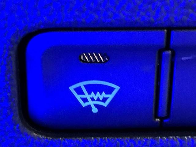 プリウス Ｓツーリングセレクション　４ＷＤ　禁煙車　黒革シート　純正９型ＳＤナビ　バックカメラ　寒冷地仕様　衝突被害軽減システム　レーダークルーズ　ドラレコ　スマートキー　ＬＥＤヘッド　ビルトインＥＴＣ　純正１７インチアルミ（32枚目）