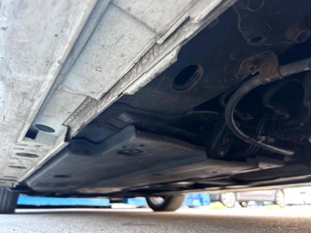 プリウス Ｓツーリングセレクション　４ＷＤ　禁煙車　黒革シート　純正９型ＳＤナビ　バックカメラ　寒冷地仕様　衝突被害軽減システム　レーダークルーズ　ドラレコ　スマートキー　ＬＥＤヘッド　ビルトインＥＴＣ　純正１７インチアルミ（45枚目）