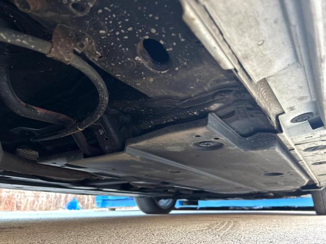 プリウス Ｓツーリングセレクション　４ＷＤ　禁煙車　黒革シート　純正９型ＳＤナビ　バックカメラ　寒冷地仕様　衝突被害軽減システム　レーダークルーズ　ドラレコ　スマートキー　ＬＥＤヘッド　ビルトインＥＴＣ　純正１７インチアルミ（46枚目）