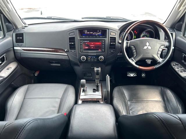 パジェロ ロング　スーパーエクシード　４ＷＤ　サンルーフ　ディーゼル　７人乗り　純正ナビ　バックカメラ　レザーシート　シートヒーター　パワーシート　ドラレコ　ＨＩＤヘッド　ＥＴＣ　クルコン　ロックフォードサウンドシステム（2枚目）