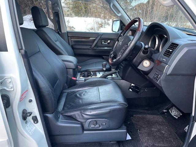 パジェロ ロング　スーパーエクシード　４ＷＤ　サンルーフ　ディーゼル　７人乗り　純正ナビ　バックカメラ　レザーシート　シートヒーター　パワーシート　ドラレコ　ＨＩＤヘッド　ＥＴＣ　クルコン　ロックフォードサウンドシステム（8枚目）