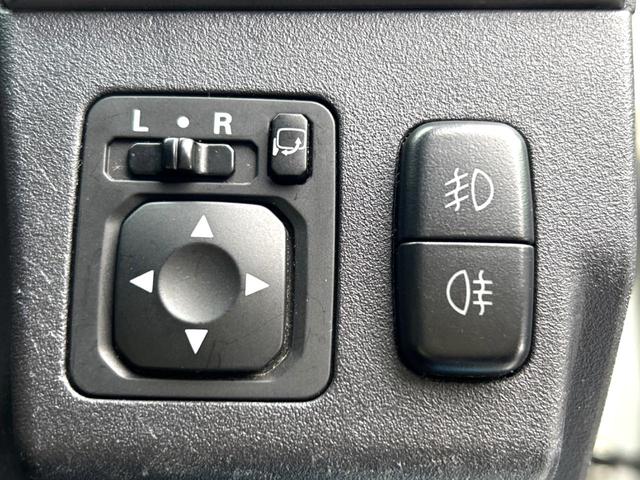 パジェロ ロング　スーパーエクシード　４ＷＤ　サンルーフ　ディーゼル　７人乗り　純正ナビ　バックカメラ　レザーシート　シートヒーター　パワーシート　ドラレコ　ＨＩＤヘッド　ＥＴＣ　クルコン　ロックフォードサウンドシステム（23枚目）