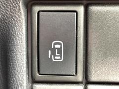 【パワースライドドア】スマートキーや運転席のスイッチでスライドドアの開閉が可能♪電動だから力を入れてドアを開ける必要が無く、小さいお子様でも、重い荷物を持っている時もラクに開け閉めできます♪ 4