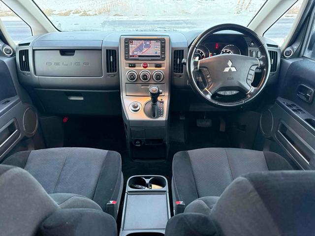 デリカＤ：５ Ｇ　プレミアム　４ＷＤ　ＥＴＣ　バックカメラ　ナビ　オートクルーズコントロール　両側電動スライドドア　オートライト　ＨＩＤ　電動リアゲート　スマートキー　電動格納ミラー　シートヒーター　３列シート　ＣＶＴ（2枚目）