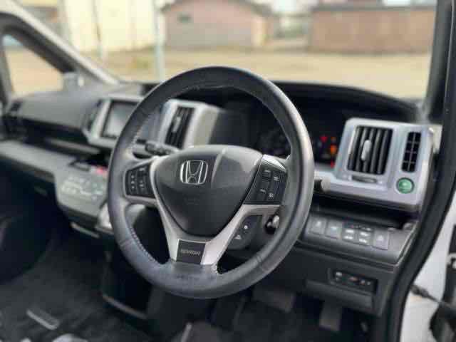 ステップワゴンスパーダ Ｚ　クールスピリット　４ＷＤ　ＥＴＣ　バックカメラ　オートクルーズコントロール　両側電動スライドドア　ＨＩＤ　スマートキー　アイドリングストップ　３列シート　ＣＶＴ　アルミホイール　盗難防止システム　衝突安全ボディ　ＡＢＳ（2枚目）