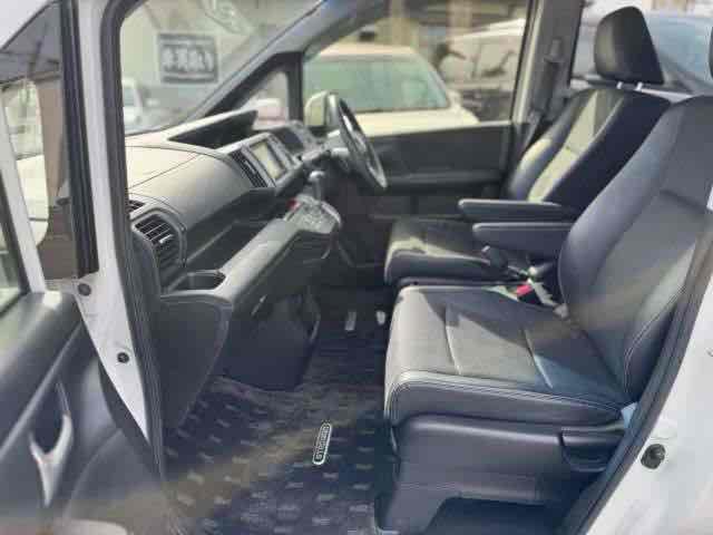 ステップワゴンスパーダ Ｚ　クールスピリット　４ＷＤ　ＥＴＣ　バックカメラ　オートクルーズコントロール　両側電動スライドドア　ＨＩＤ　スマートキー　アイドリングストップ　３列シート　ＣＶＴ　アルミホイール　盗難防止システム　衝突安全ボディ　ＡＢＳ（4枚目）