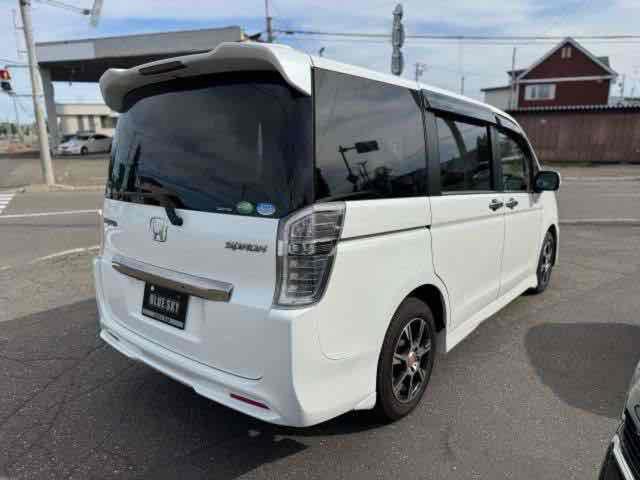 ステップワゴンスパーダ Ｚ　クールスピリット　４ＷＤ　ＥＴＣ　バックカメラ　オートクルーズコントロール　両側電動スライドドア　ＨＩＤ　スマートキー　アイドリングストップ　３列シート　ＣＶＴ　アルミホイール　盗難防止システム　衝突安全ボディ　ＡＢＳ（8枚目）