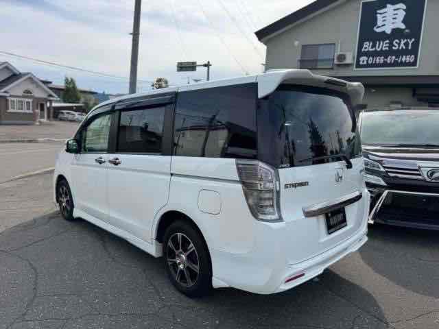 ステップワゴンスパーダ Ｚ　クールスピリット　４ＷＤ　ＥＴＣ　バックカメラ　オートクルーズコントロール　両側電動スライドドア　ＨＩＤ　スマートキー　アイドリングストップ　３列シート　ＣＶＴ　アルミホイール　盗難防止システム　衝突安全ボディ　ＡＢＳ（10枚目）