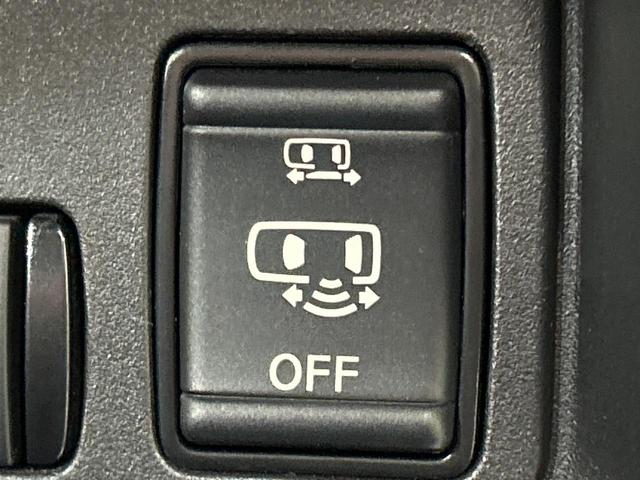 【ハンズフリー機能付き両側パワースライドドア】スライドドアの下に足先を入れてすぐ引くと、自動的にスライドドアが開閉します！荷物で両手がふさがった状態でも、ドアの開閉ができてとっても便利！