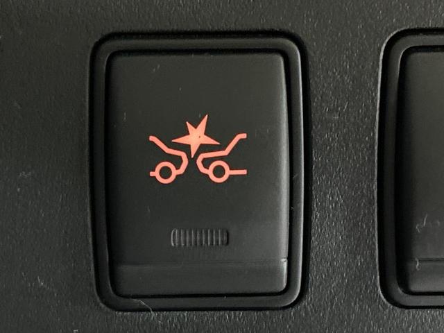 セレナ ハイウェイスター　アドバンスドセーフティパッケージ　４ＷＤ　禁煙車　フリップダウンモニター　ナビ　アラウンドビューモニター　エマージェンシーブレーキ　クルーズコントロール　両側パワースライドドア　コーナーセンサー　スマートキー　ＬＥＤ　ＥＴＣ（6枚目）