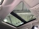 【サンルーフ】開放感たっぷりの希少装備、サンルーフが装着されています！車内に明かりを取り入れたり景色を楽しむ以外にも、車内の空気も簡単に換気できて快適です！