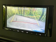 【バックカメラ】駐車時に後方がリアルタイム映像で確認できます。大型商業施設や立体駐車場での駐車時や、夜間のバック時に大活躍！運転スキルに関わらず、今や必須となった装備のひとつです！ 4