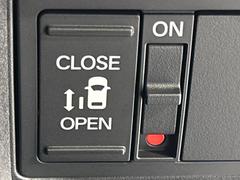 【パワースライドドア】スマートキーや運転席のスイッチでスライドドアの開閉が可能♪電動だから力を入れてドアを開ける必要が無く、小さいお子様でも、重い荷物を持っている時もラクに開け閉めできます♪ 3