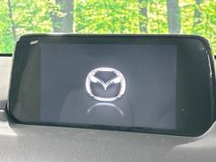 【マツダコネクトナビ】車内の雰囲気にマッチした一体型タイプのナビ。各種車輌設定やＢｌｕｅｔｏｏｔｈ再生等、様々な機能が楽しめます。直感的なダイヤル操作が可能で、使い勝手も良好です。 4
