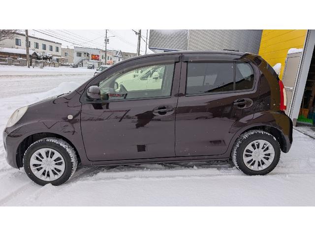 パッソ Ｘ　Ｌパッケージ　４ＷＤ　ＥＴＣ　ＴＶ　スマートキー　電動格納ミラー　ＣＶＴ　盗難防止システム　衝突安全ボディ　ベンチシート　ＡＢＳ　ＥＳＣ　ＣＤ　ミュージックプレイヤー接続可　Ｂｌｕｅｔｏｏｔｈ　エアコン（4枚目）