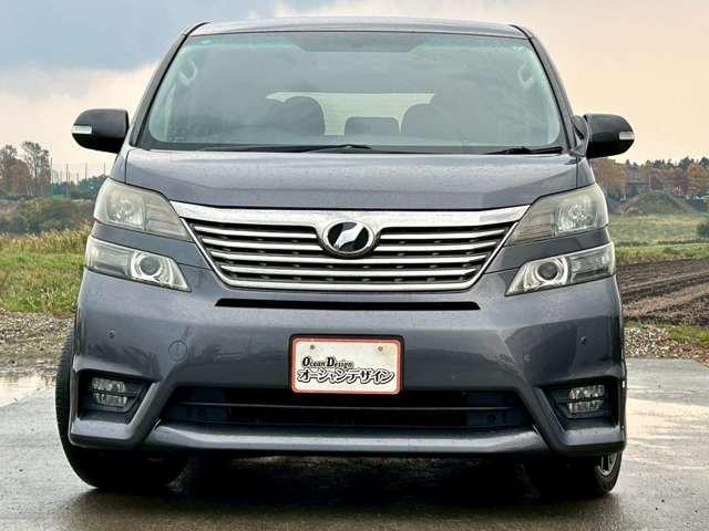 ヴェルファイア ２．４Ｚ　プラチナセレクションＩＩ　車検整備付　３列シート　両側スライドドア　ウォークスルー　ナビ　バックカメラ　社外アルミホイール　グレーメタリック（3枚目）