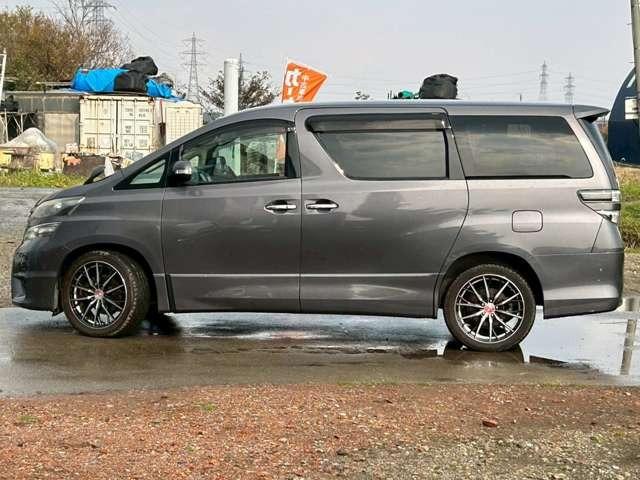 ヴェルファイア ２．４Ｚ　プラチナセレクションＩＩ　車検整備付　３列シート　両側スライドドア　ウォークスルー　ナビ　バックカメラ　社外アルミホイール　グレーメタリック（5枚目）