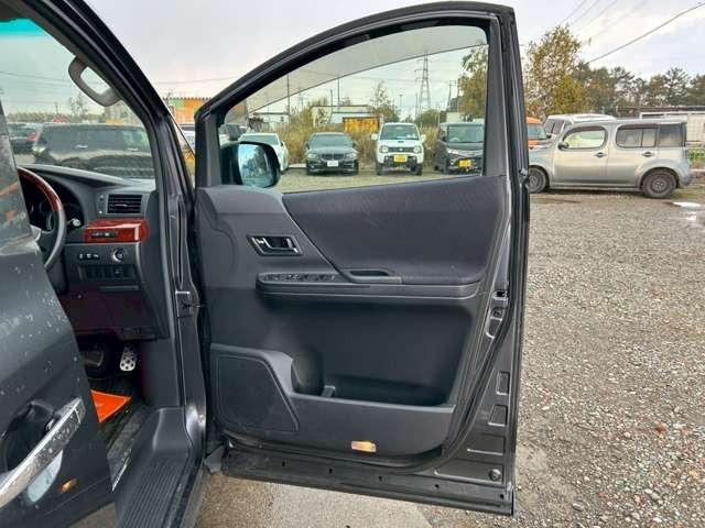 ヴェルファイア ２．４Ｚ　プラチナセレクションＩＩ　車検整備付　３列シート　両側スライドドア　ウォークスルー　ナビ　バックカメラ　社外アルミホイール　グレーメタリック（70枚目）