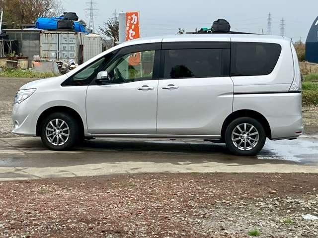 セレナ 20S 車検整備付 3列シート 両側スライドドア ウォークスルー キーレス 寒冷仕様 カーナビ バックカメラ ブリリアントシルバーメタリック(4枚目)