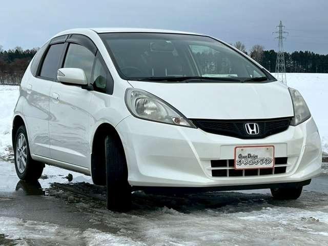 フィット Ｇスマートセレクション　車検整備付　バックカメラ　純正ナビ　ＴＶ　ＥＴＣ　４ＷＤ　キーレス　スマートキー　フラットシート　プレミアムホワイト・パール（2枚目）