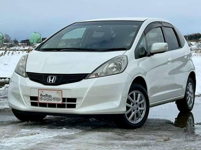 フィット Ｇスマートセレクション　車検整備付　バックカメラ　純正ナビ　ＴＶ　ＥＴＣ　４ＷＤ　キーレス　スマートキー　フラットシート　プレミアムホワイト・パール（4枚目）