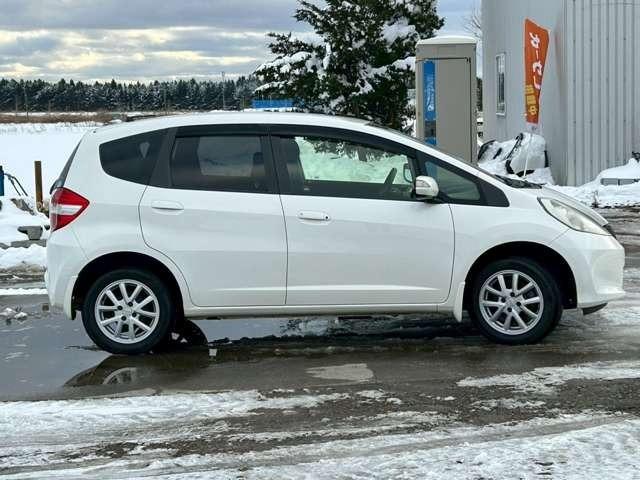 フィット Ｇスマートセレクション　車検整備付　バックカメラ　純正ナビ　ＴＶ　ＥＴＣ　４ＷＤ　キーレス　スマートキー　フラットシート　プレミアムホワイト・パール（6枚目）