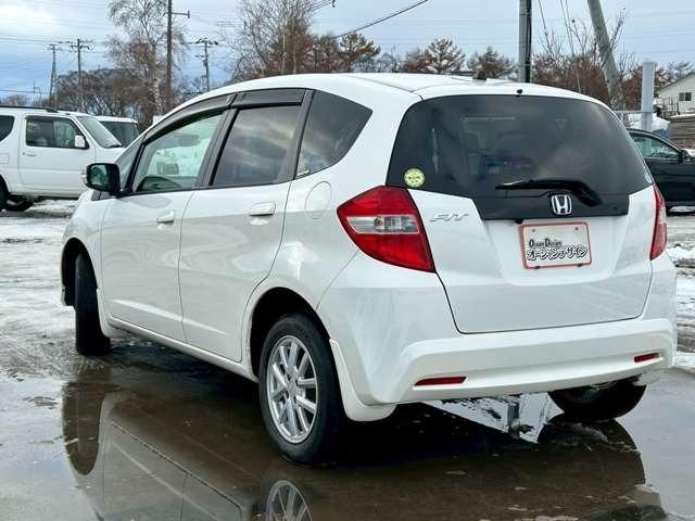 フィット Ｇスマートセレクション　車検整備付　バックカメラ　純正ナビ　ＴＶ　ＥＴＣ　４ＷＤ　キーレス　スマートキー　フラットシート　プレミアムホワイト・パール（7枚目）