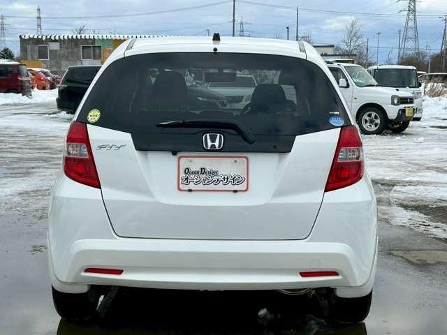 フィット Ｇスマートセレクション　車検整備付　バックカメラ　純正ナビ　ＴＶ　ＥＴＣ　４ＷＤ　キーレス　スマートキー　フラットシート　プレミアムホワイト・パール（8枚目）